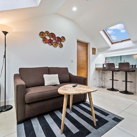 Exquisite 2-Bedroom Penthouse-Sleeps 7-Free Parking With Workstations & High-Speed Wifi Birmingam Exterior foto
