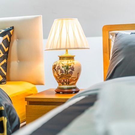 Exquisite 2-Bedroom Penthouse-Sleeps 7-Free Parking With Workstations & High-Speed Wifi Birmingam Exterior foto