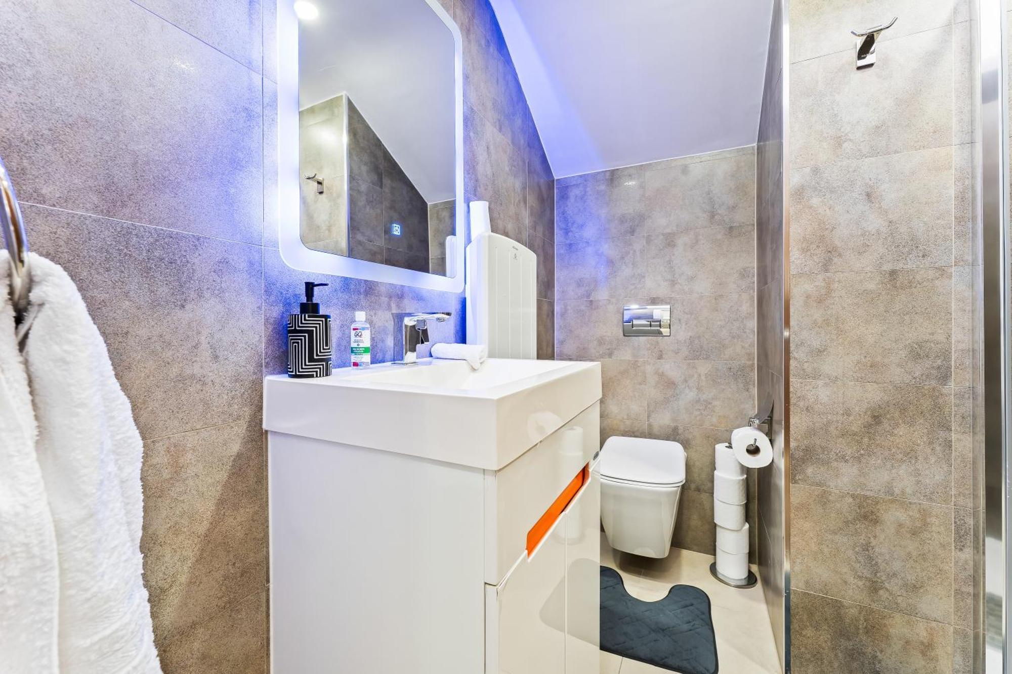 Exquisite 2-Bedroom Penthouse-Sleeps 7-Free Parking With Workstations & High-Speed Wifi Birmingam Exterior foto
