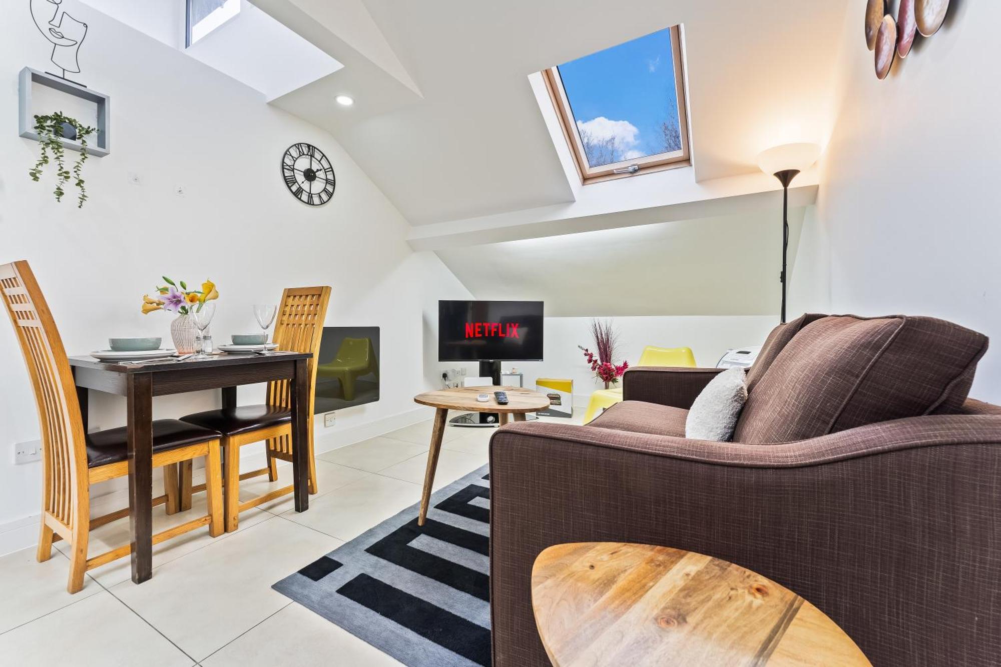 Exquisite 2-Bedroom Penthouse-Sleeps 7-Free Parking With Workstations & High-Speed Wifi Birmingam Exterior foto