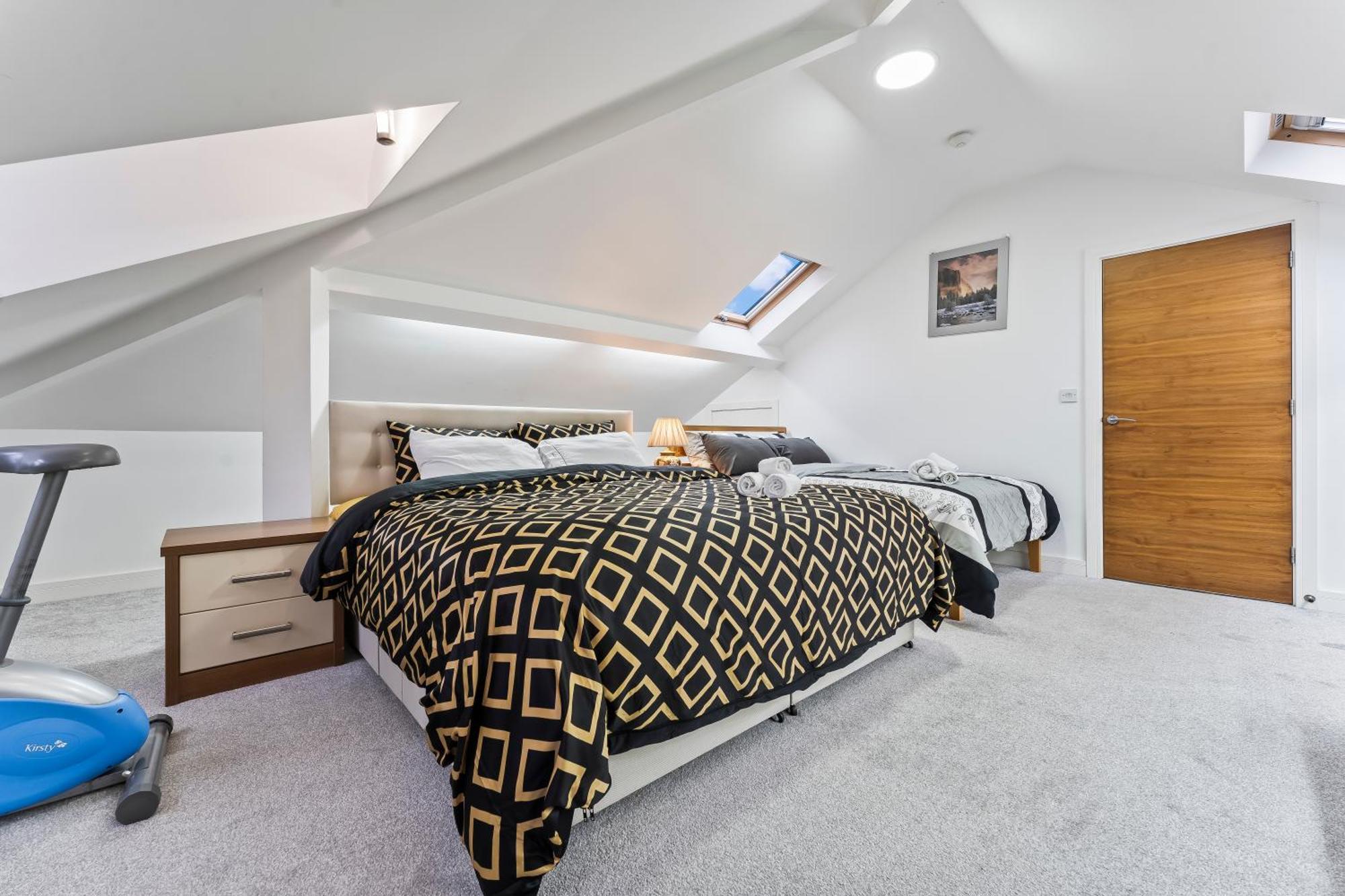 Exquisite 2-Bedroom Penthouse-Sleeps 7-Free Parking With Workstations & High-Speed Wifi Birmingam Exterior foto