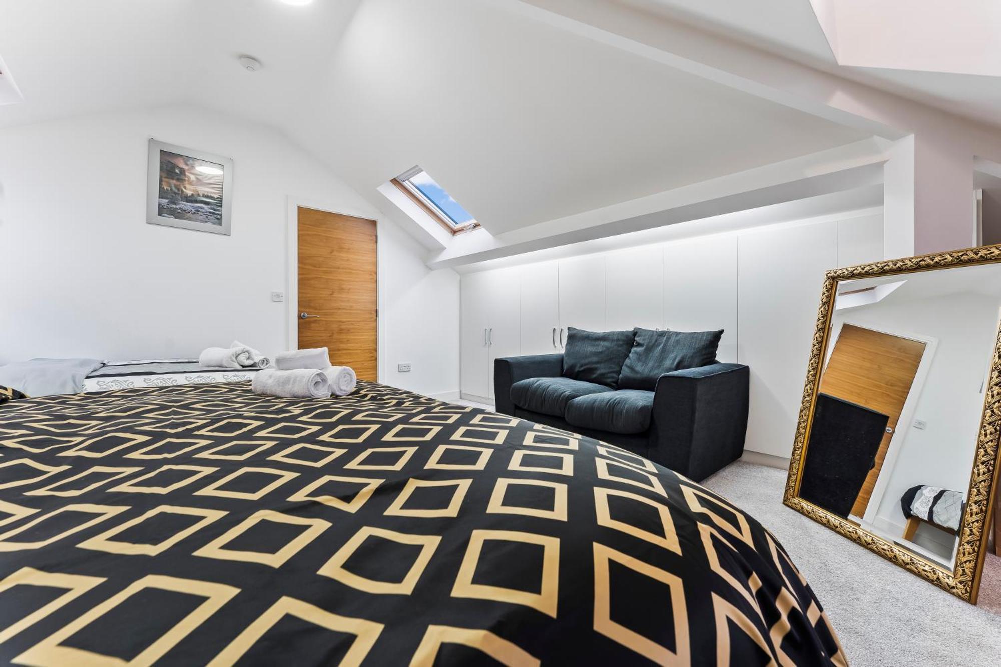 Exquisite 2-Bedroom Penthouse-Sleeps 7-Free Parking With Workstations & High-Speed Wifi Birmingam Exterior foto