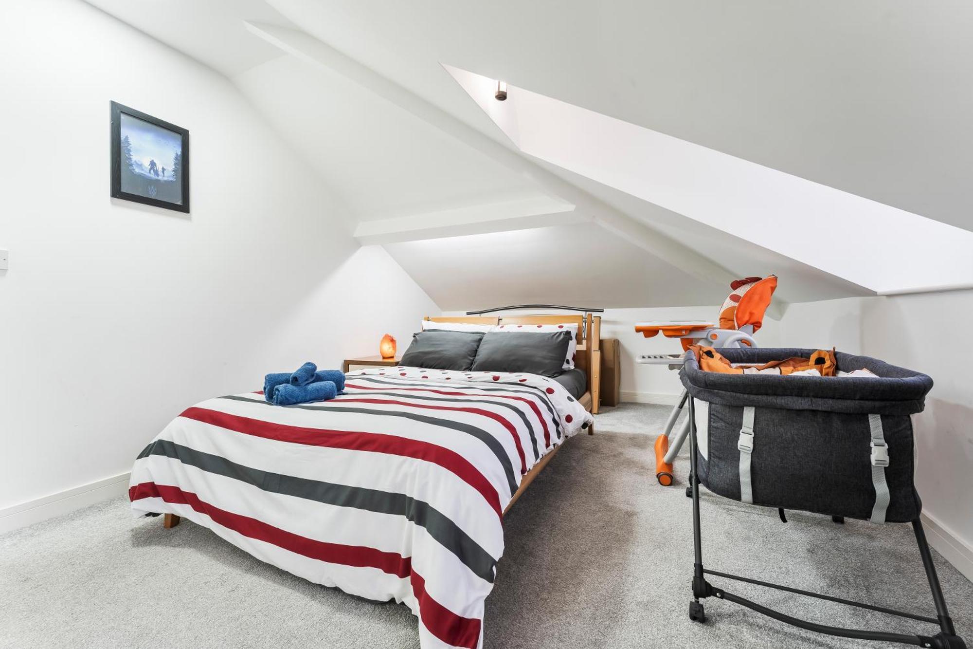 Exquisite 2-Bedroom Penthouse-Sleeps 7-Free Parking With Workstations & High-Speed Wifi Birmingam Exterior foto