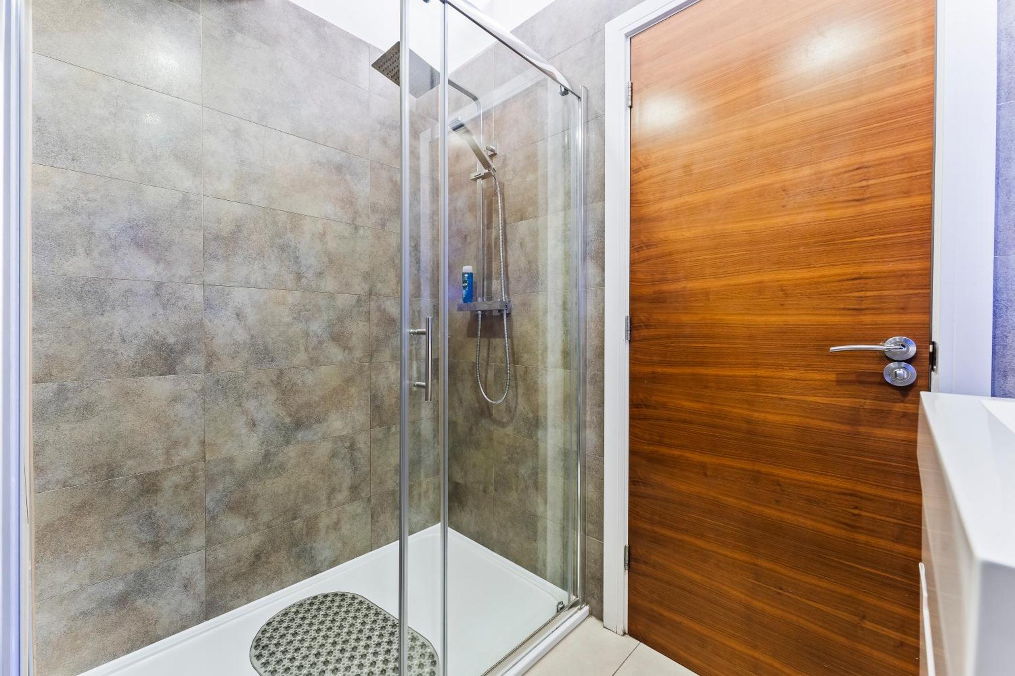 Exquisite 2-Bedroom Penthouse-Sleeps 7-Free Parking With Workstations & High-Speed Wifi Birmingam Exterior foto