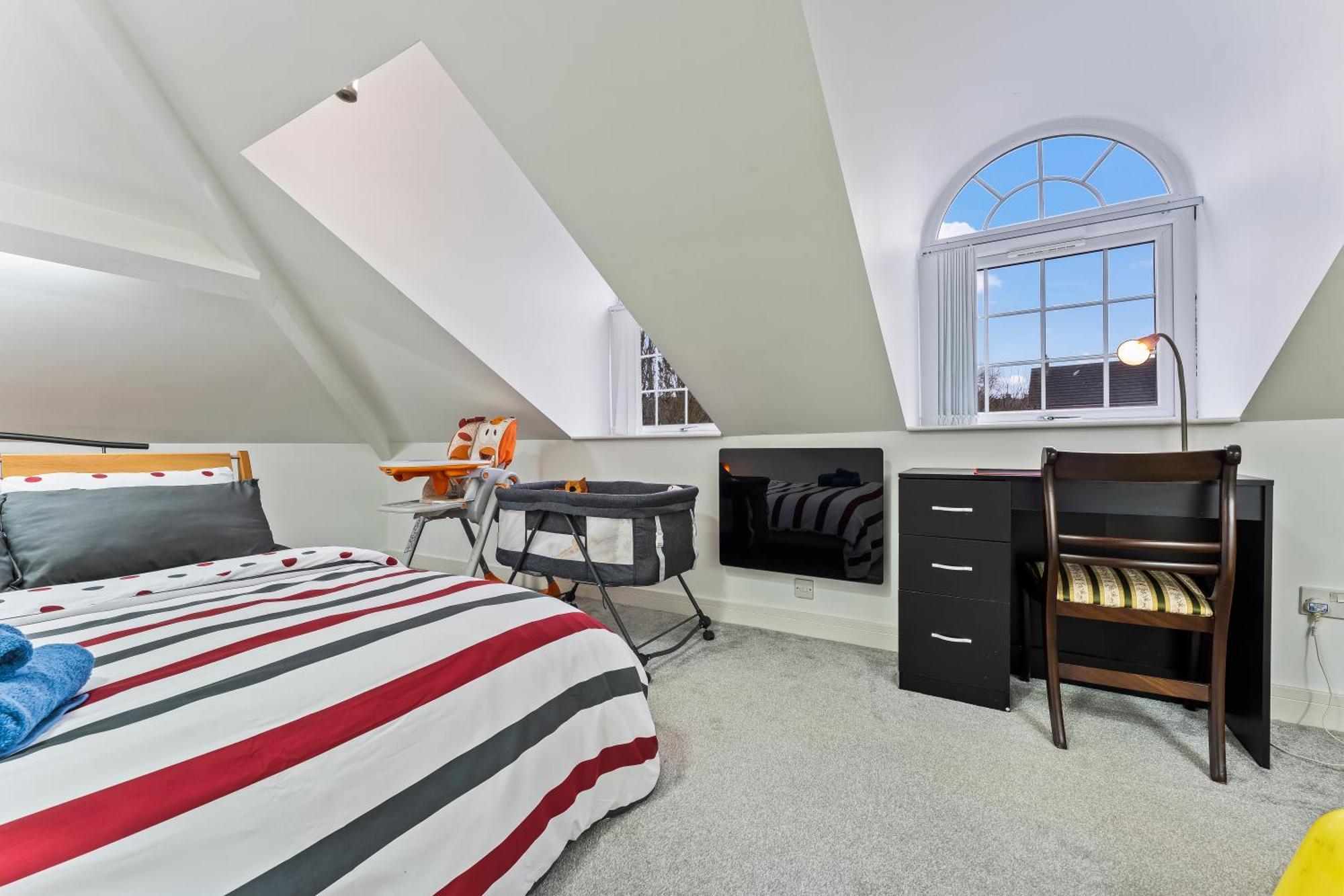 Exquisite 2-Bedroom Penthouse-Sleeps 7-Free Parking With Workstations & High-Speed Wifi Birmingam Exterior foto