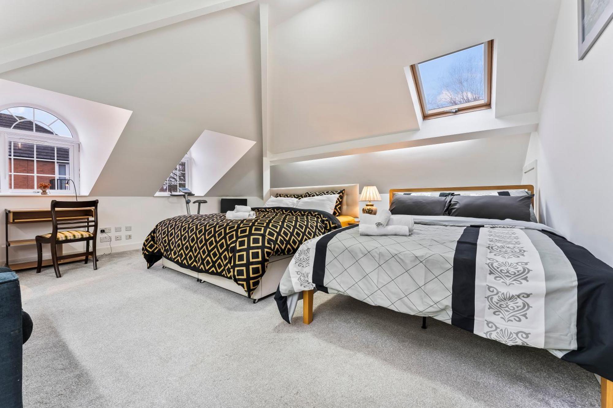 Exquisite 2-Bedroom Penthouse-Sleeps 7-Free Parking With Workstations & High-Speed Wifi Birmingam Exterior foto
