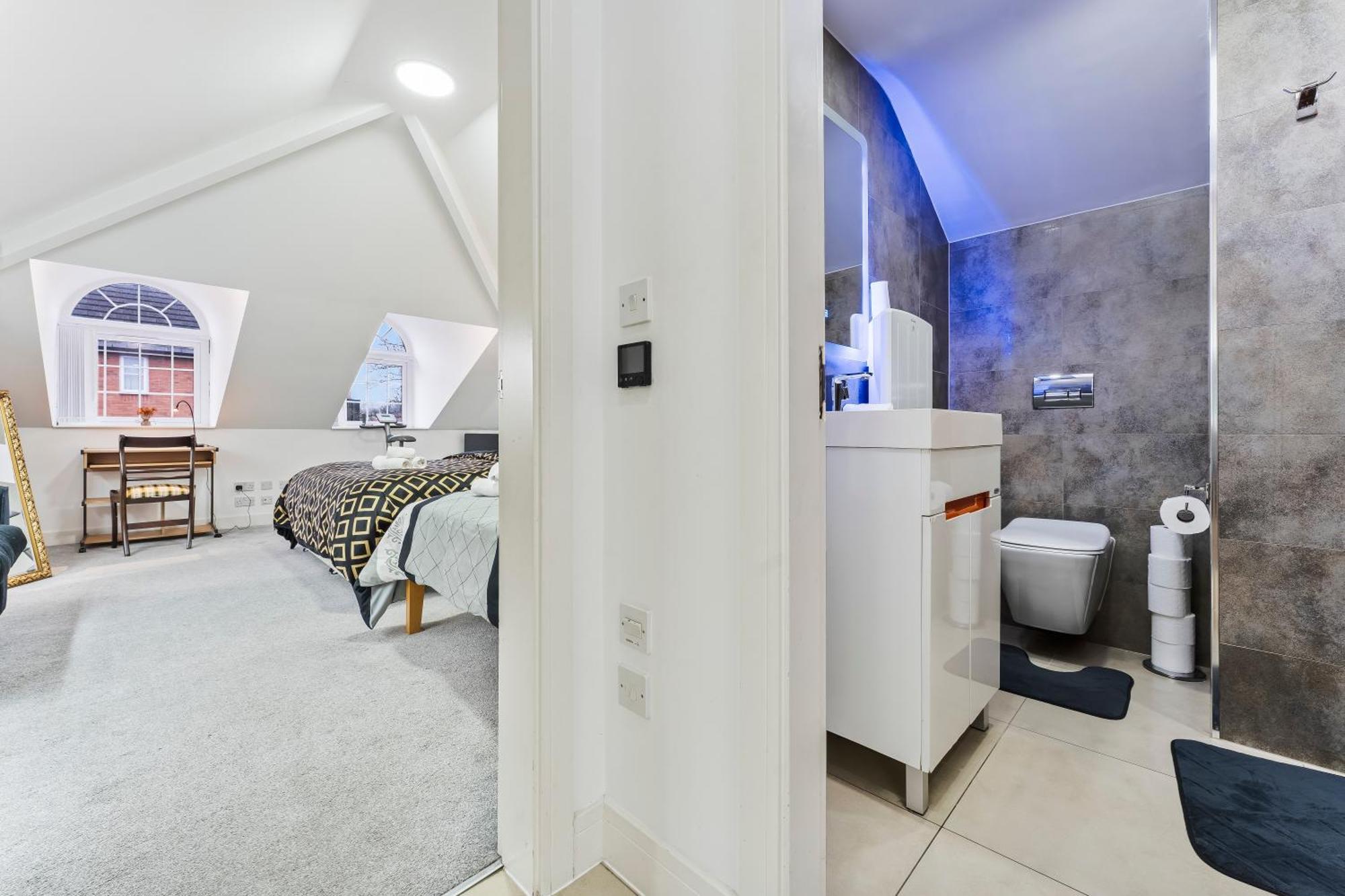 Exquisite 2-Bedroom Penthouse-Sleeps 7-Free Parking With Workstations & High-Speed Wifi Birmingam Exterior foto