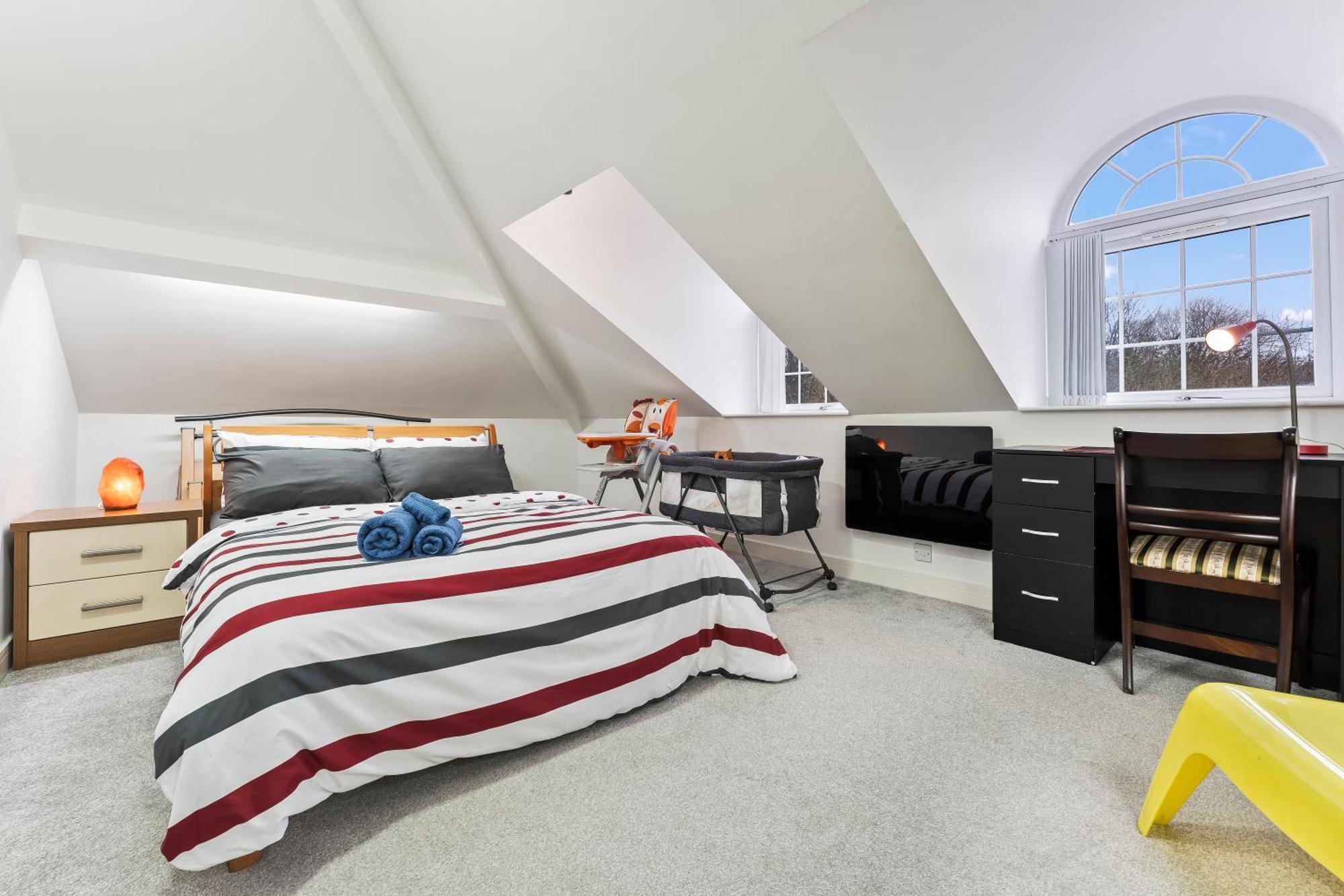 Exquisite 2-Bedroom Penthouse-Sleeps 7-Free Parking With Workstations & High-Speed Wifi Birmingam Exterior foto
