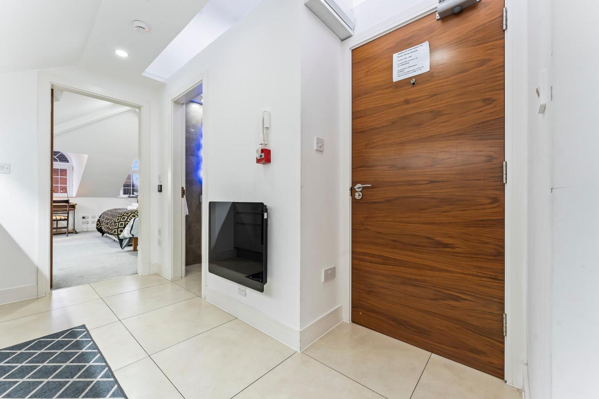 Exquisite 2-Bedroom Penthouse-Sleeps 7-Free Parking With Workstations & High-Speed Wifi Birmingam Exterior foto