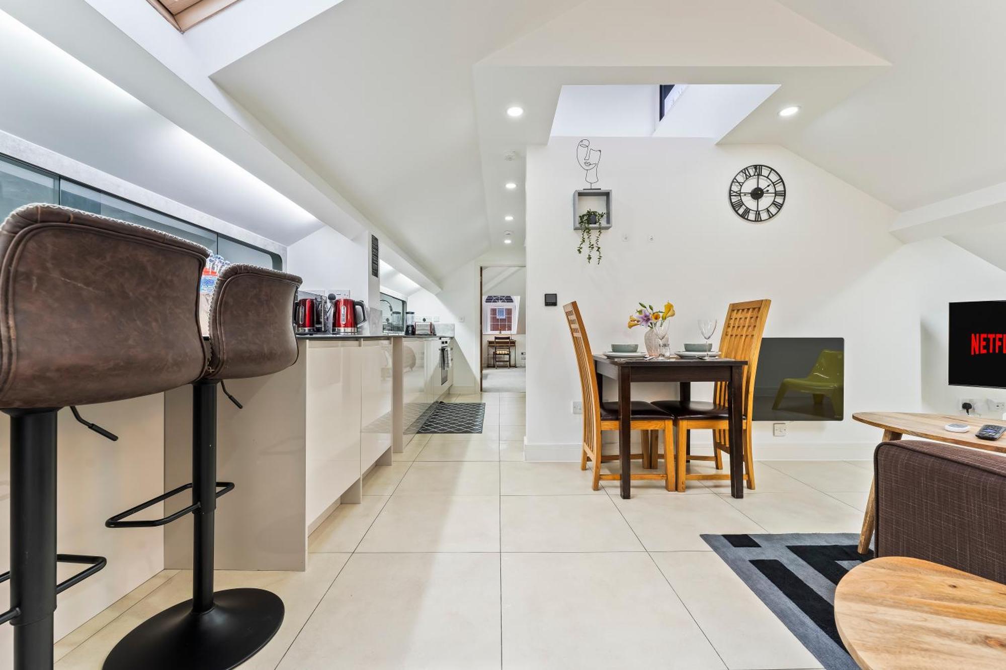 Exquisite 2-Bedroom Penthouse-Sleeps 7-Free Parking With Workstations & High-Speed Wifi Birmingam Exterior foto