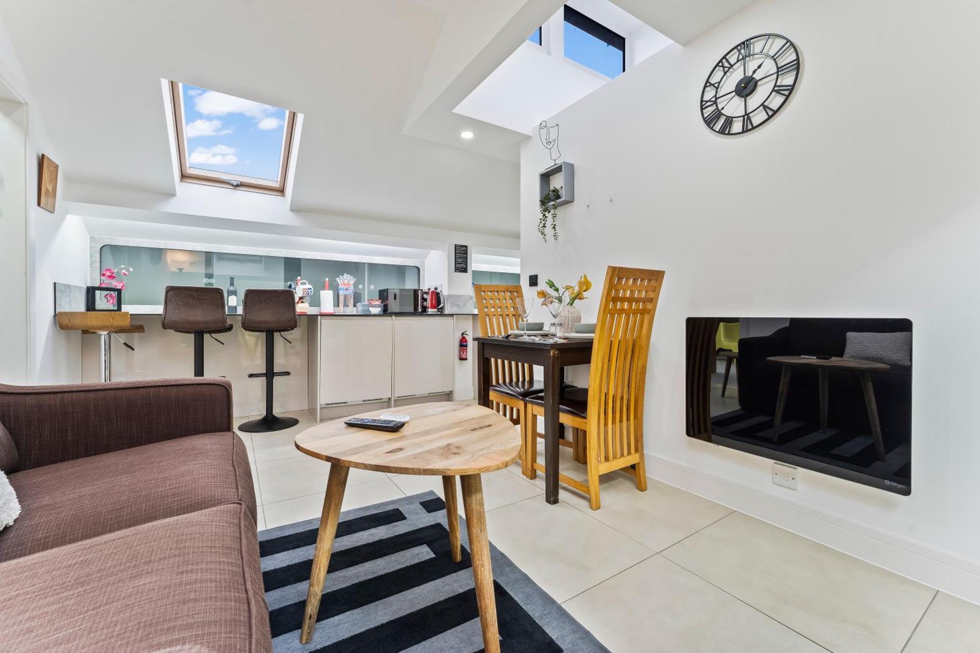 Exquisite 2-Bedroom Penthouse-Sleeps 7-Free Parking With Workstations & High-Speed Wifi Birmingam Exterior foto