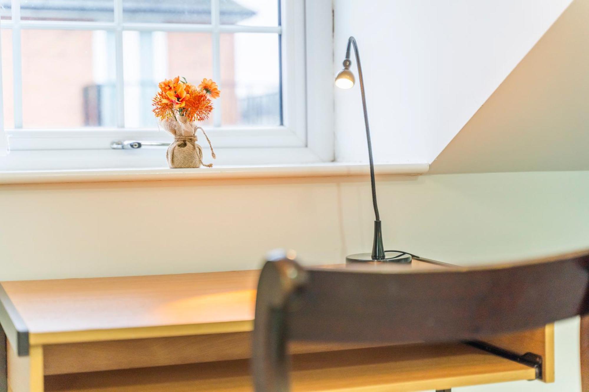 Exquisite 2-Bedroom Penthouse-Sleeps 7-Free Parking With Workstations & High-Speed Wifi Birmingam Exterior foto
