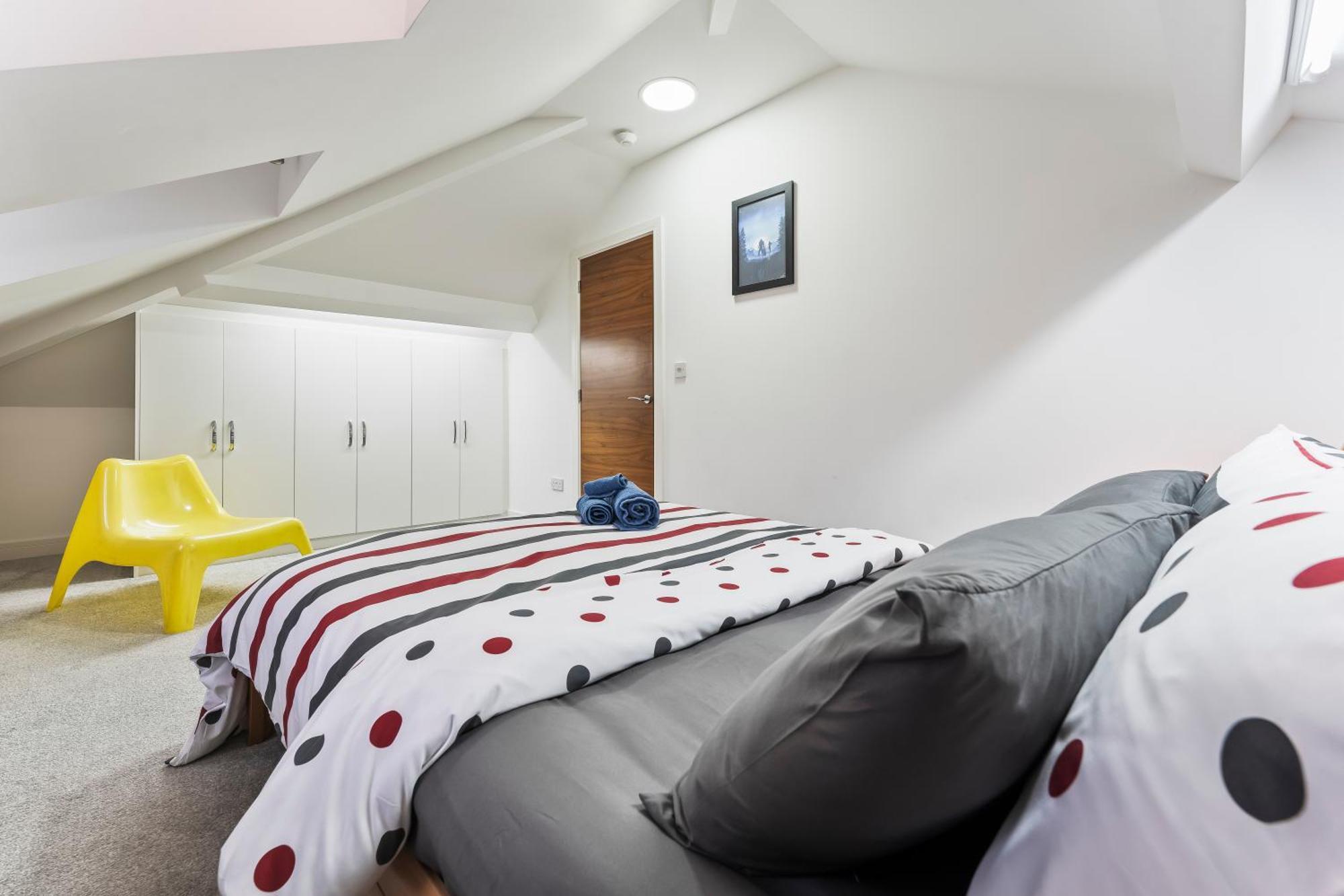 Exquisite 2-Bedroom Penthouse-Sleeps 7-Free Parking With Workstations & High-Speed Wifi Birmingam Exterior foto